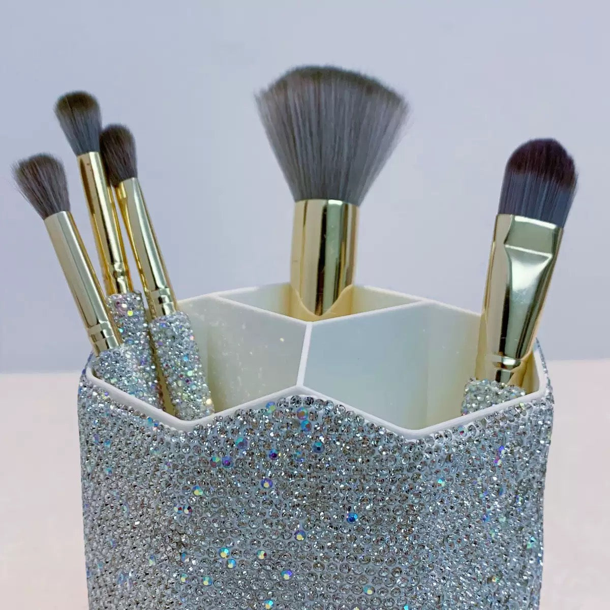 Makeup brush storage bucket