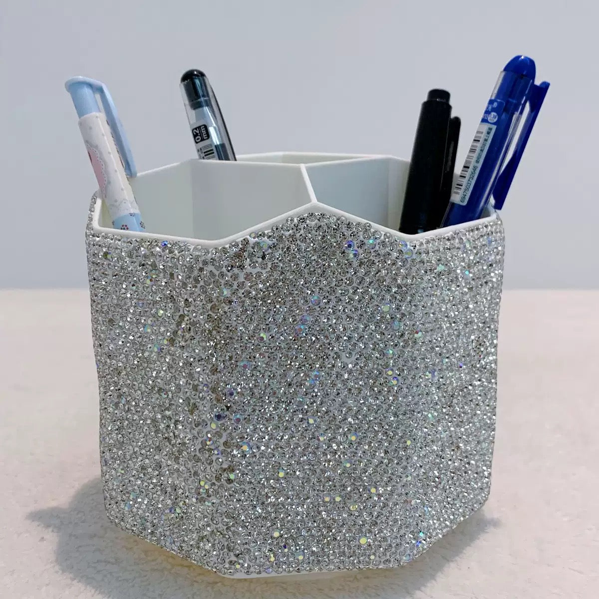 Makeup brush storage bucket